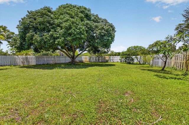 6207 Shadow Tree Lane, Lake Worth, FL 33463
