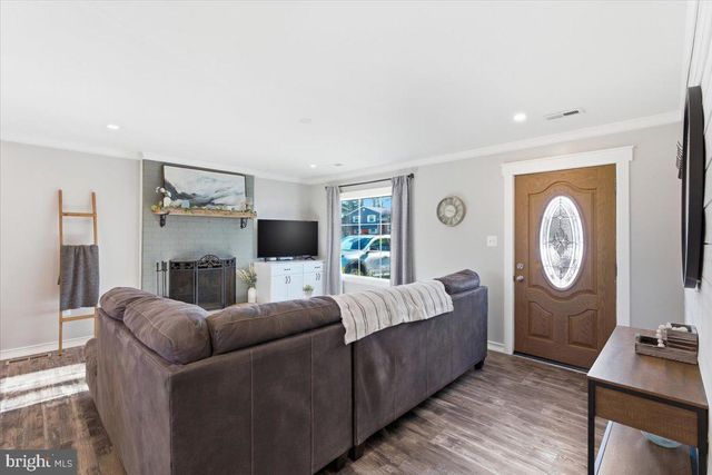 103 N CYPRESS RD, Sterling, VA 20164