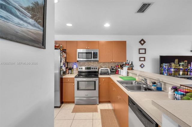 212 NE 3rd St 10, Hallandale Beach, FL 33009