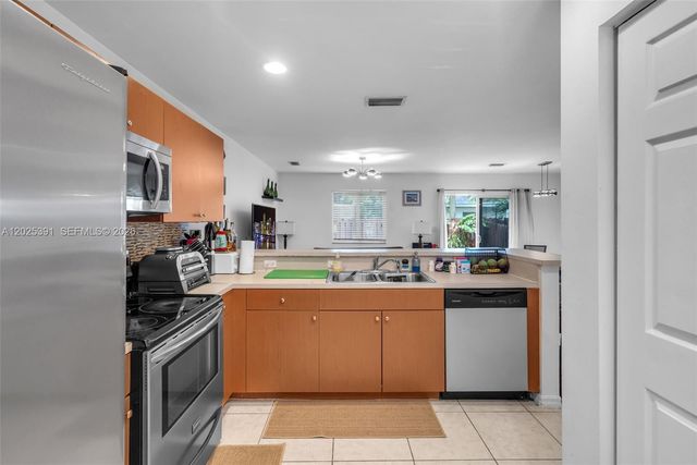 212 NE 3rd St 10, Hallandale Beach, FL 33009