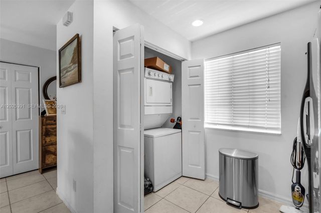212 NE 3rd St 10, Hallandale Beach, FL 33009