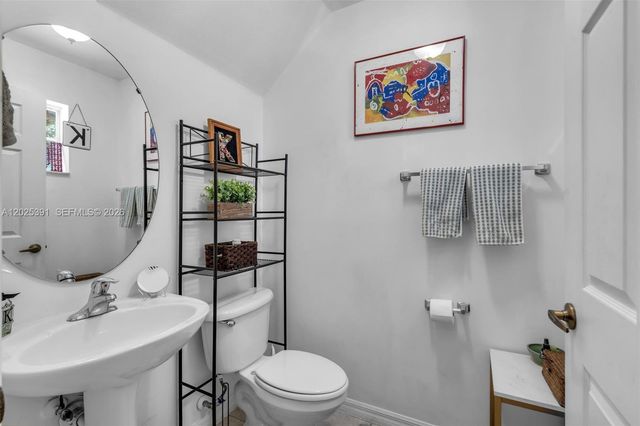 212 NE 3rd St 10, Hallandale Beach, FL 33009