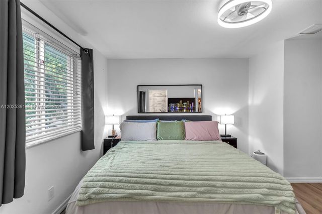 212 NE 3rd St 10, Hallandale Beach, FL 33009