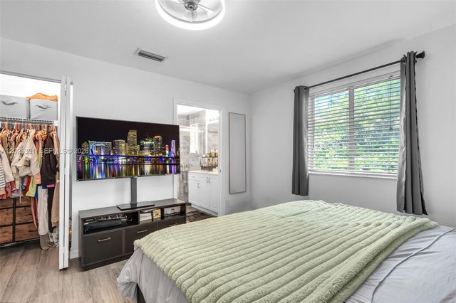 212 NE 3rd St 10, Hallandale Beach, FL 33009