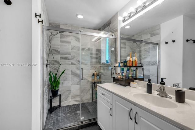 212 NE 3rd St 10, Hallandale Beach, FL 33009