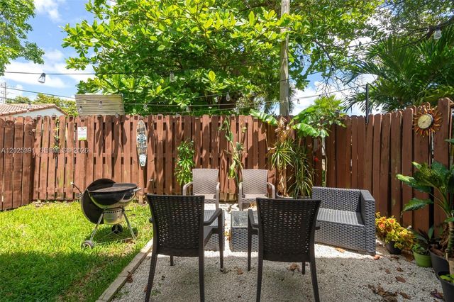 212 NE 3rd St 10, Hallandale Beach, FL 33009