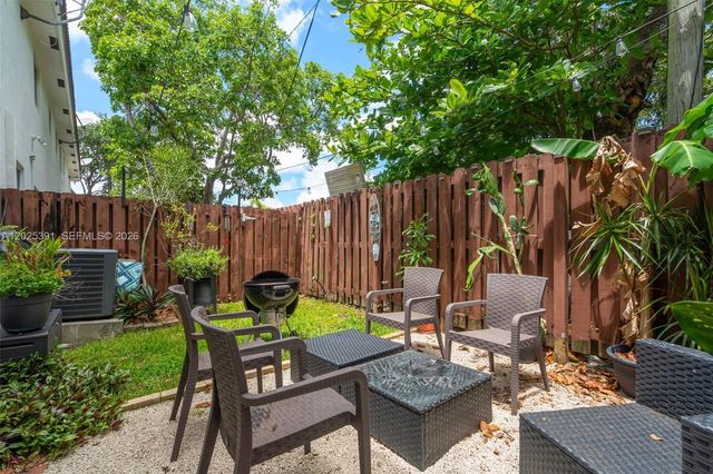212 NE 3rd St 10, Hallandale Beach, FL 33009