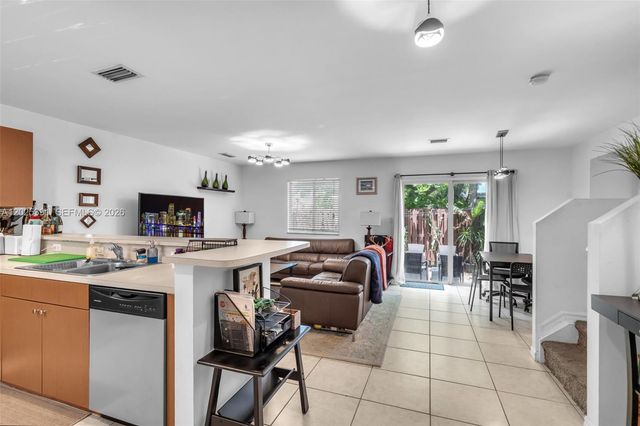 212 NE 3rd St 10, Hallandale Beach, FL 33009