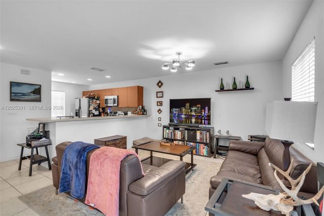 212 NE 3rd St 10, Hallandale Beach, FL 33009