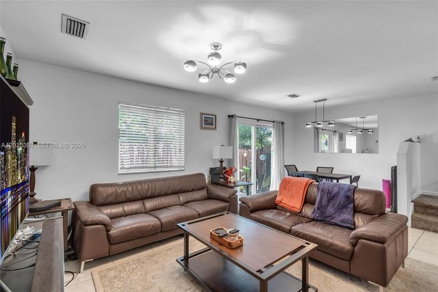 212 NE 3rd St 10, Hallandale Beach, FL 33009
