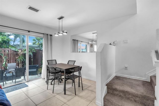 212 NE 3rd St 10, Hallandale Beach, FL 33009