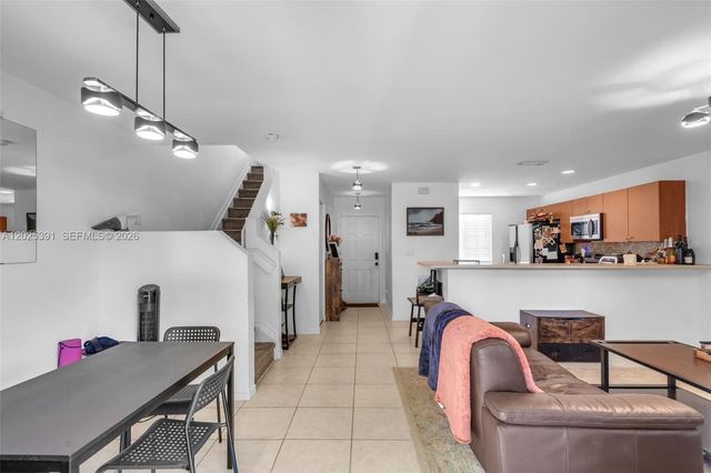 212 NE 3rd St 10, Hallandale Beach, FL 33009