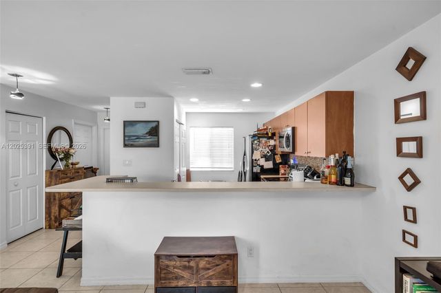 212 NE 3rd St 10, Hallandale Beach, FL 33009