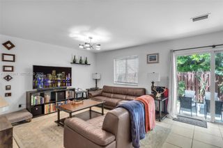 212 NE 3rd St 10, Hallandale Beach, FL 33009