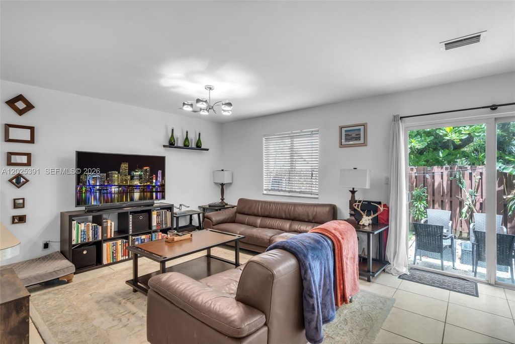 212 NE 3rd St 10, Hallandale Beach, FL 33009