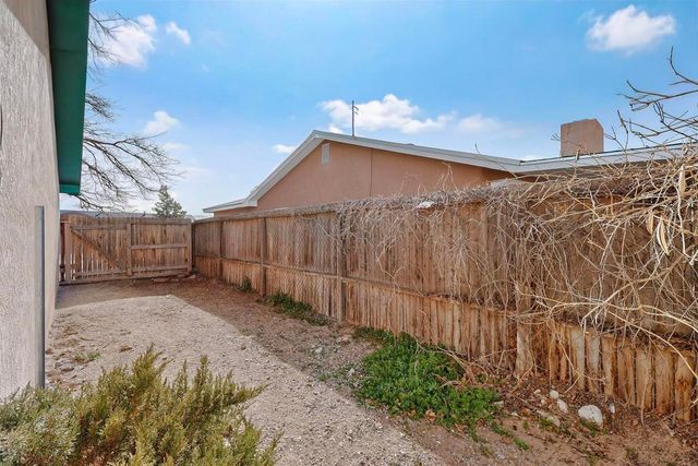 831 Gallahad Street SW, Los Lunas, NM 87031