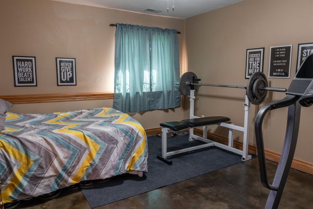 9 E Flanigan Dr, Augusta, KS 67010