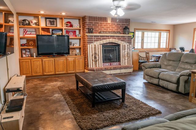 9 E Flanigan Dr, Augusta, KS 67010