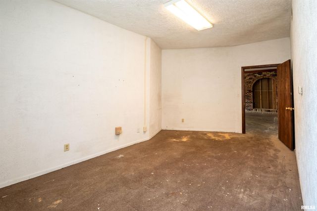 2207 N BROADWAY Street, Pekin, IL 61554