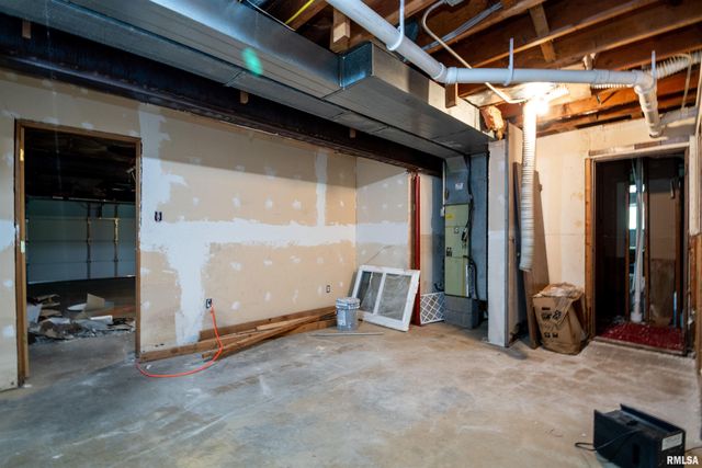 2207 N BROADWAY Street, Pekin, IL 61554