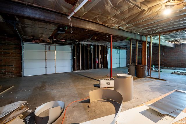 2207 N BROADWAY Street, Pekin, IL 61554