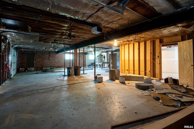 2207 N BROADWAY Street, Pekin, IL 61554