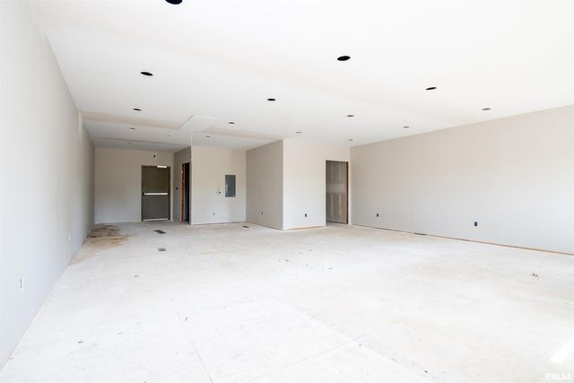 2207 N BROADWAY Street, Pekin, IL 61554