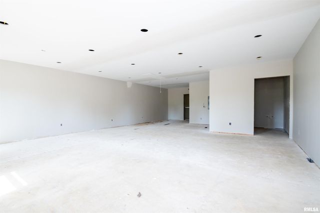 2207 N BROADWAY Street, Pekin, IL 61554