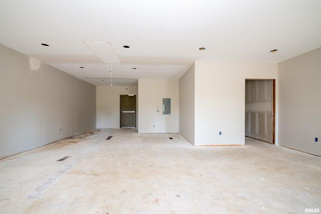 2207 N BROADWAY Street, Pekin, IL 61554