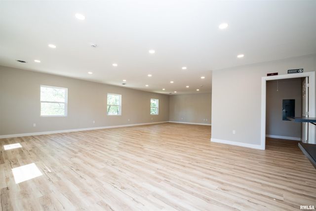 2207 N BROADWAY Street, Pekin, IL 61554