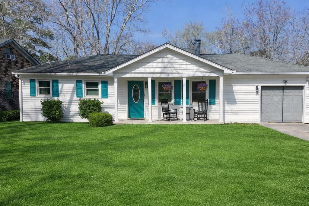 220 Crestwood Drive, Summerville, SC 29483