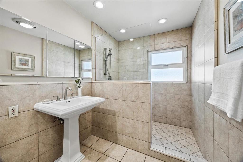 Image 10 of property listing at Marcussen Drive, Menlo Park, CA 94025