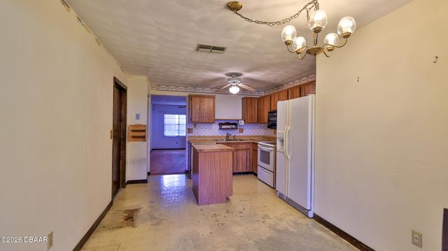 1719 Montgomery Avenue, Daytona Beach, FL 32117