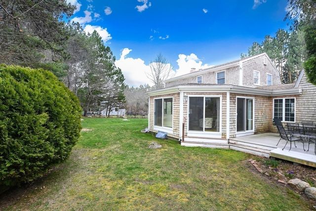 18 Fox Ln, Falmouth, MA 02540