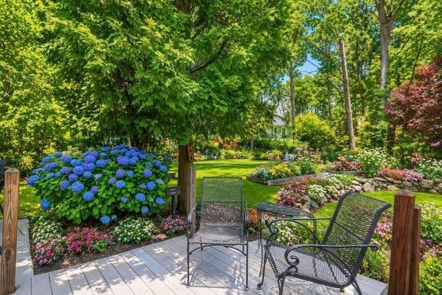 18 Fox Ln, Falmouth, MA 02540