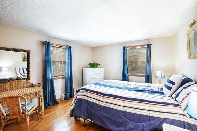 18 Fox Ln, Falmouth, MA 02540