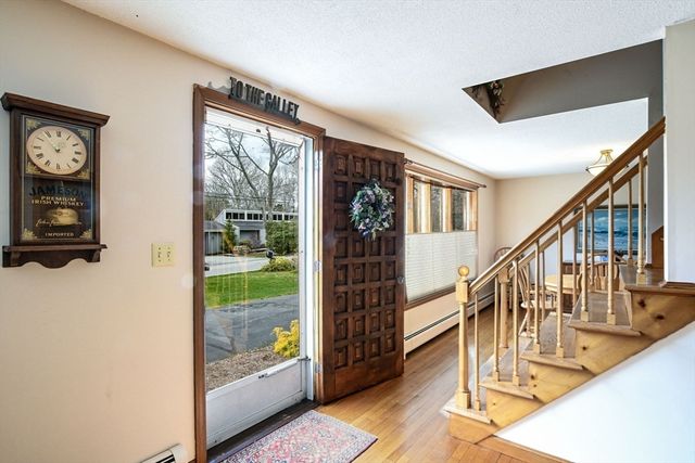 18 Fox Ln, Falmouth, MA 02540
