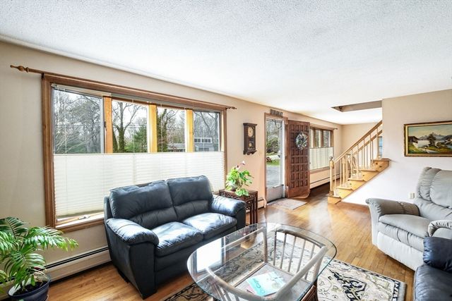 18 Fox Ln, Falmouth, MA 02540