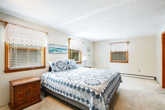 18 Fox Ln, Falmouth, MA 02540