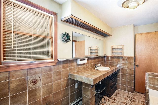 18 Fox Ln, Falmouth, MA 02540