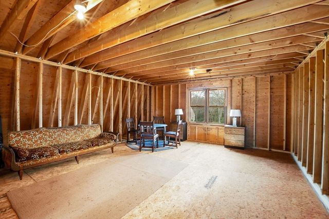 18 Fox Ln, Falmouth, MA 02540