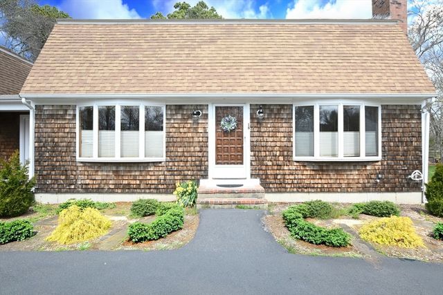 18 Fox Ln, Falmouth, MA 02540