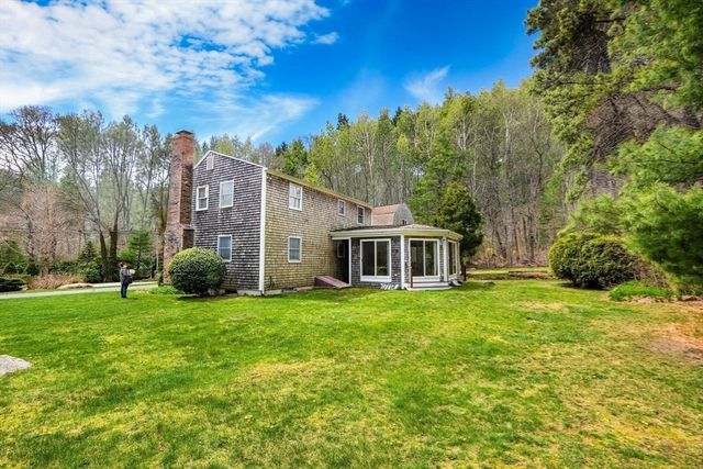 18 Fox Ln, Falmouth, MA 02540