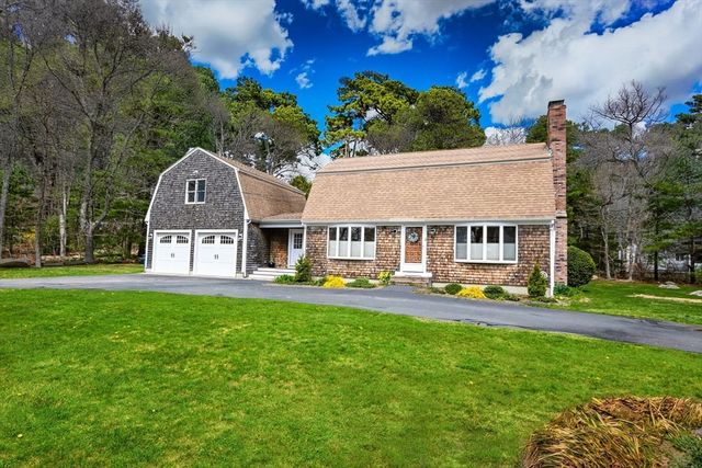 18 Fox Ln, Falmouth, MA 02540