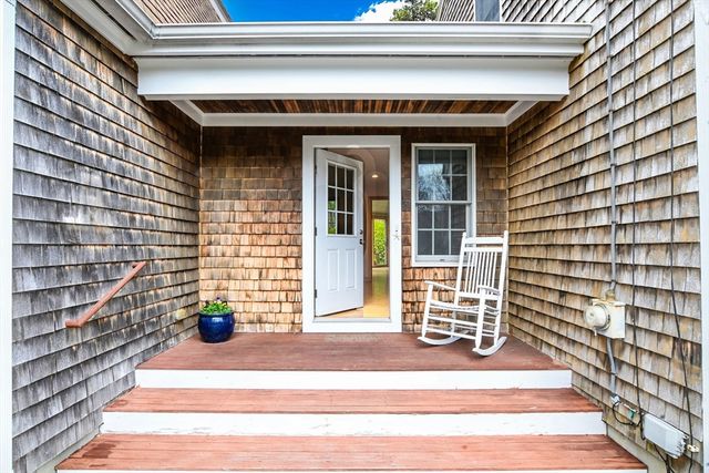 18 Fox Ln, Falmouth, MA 02540