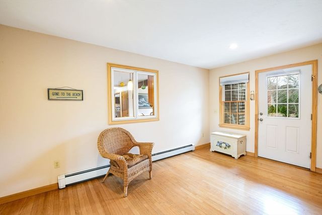 18 Fox Ln, Falmouth, MA 02540