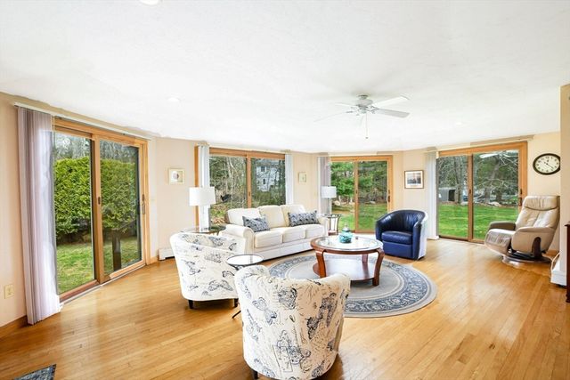 18 Fox Ln, Falmouth, MA 02540