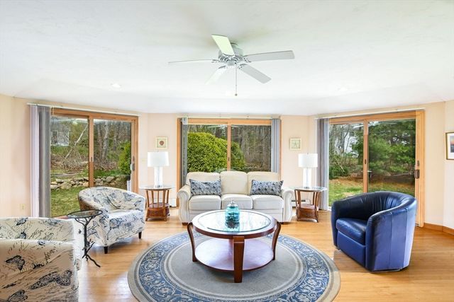 18 Fox Ln, Falmouth, MA 02540