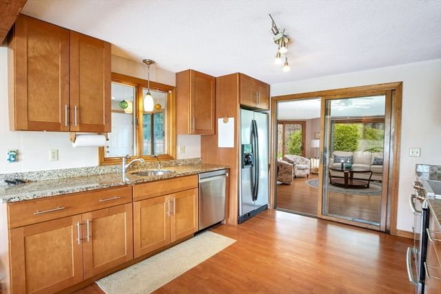 18 Fox Ln, Falmouth, MA 02540