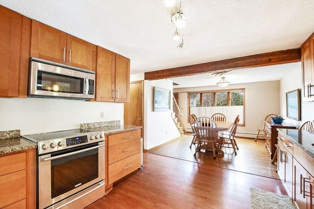 18 Fox Ln, Falmouth, MA 02540